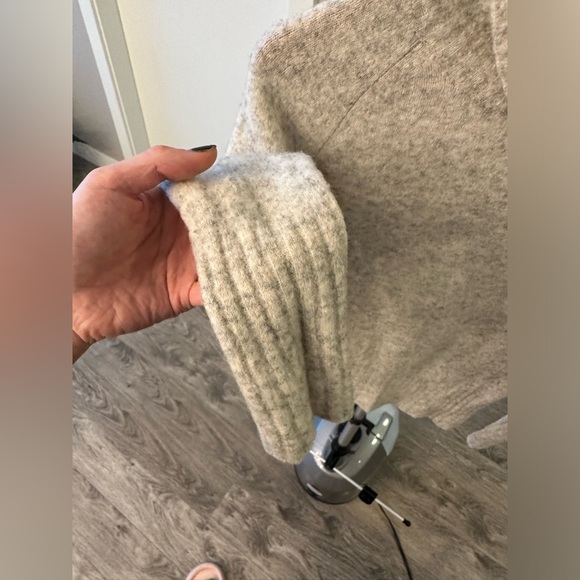 Perfect condition Aritzia Community light grey high neck lightweight sweater - Picture 5 of 7